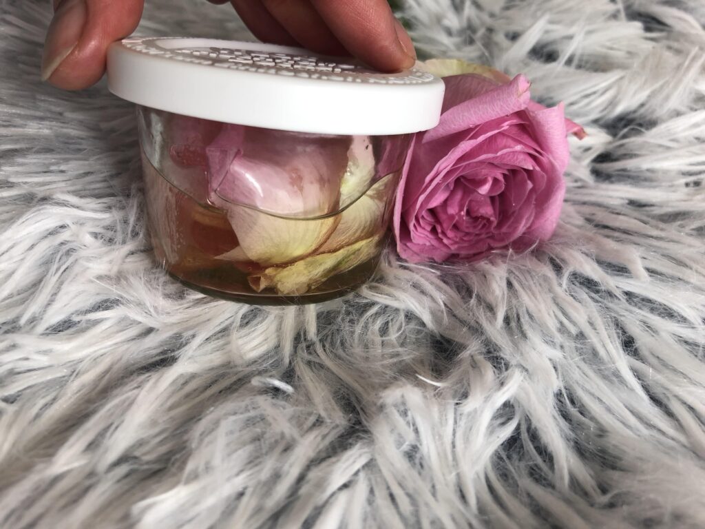 rose petals oil